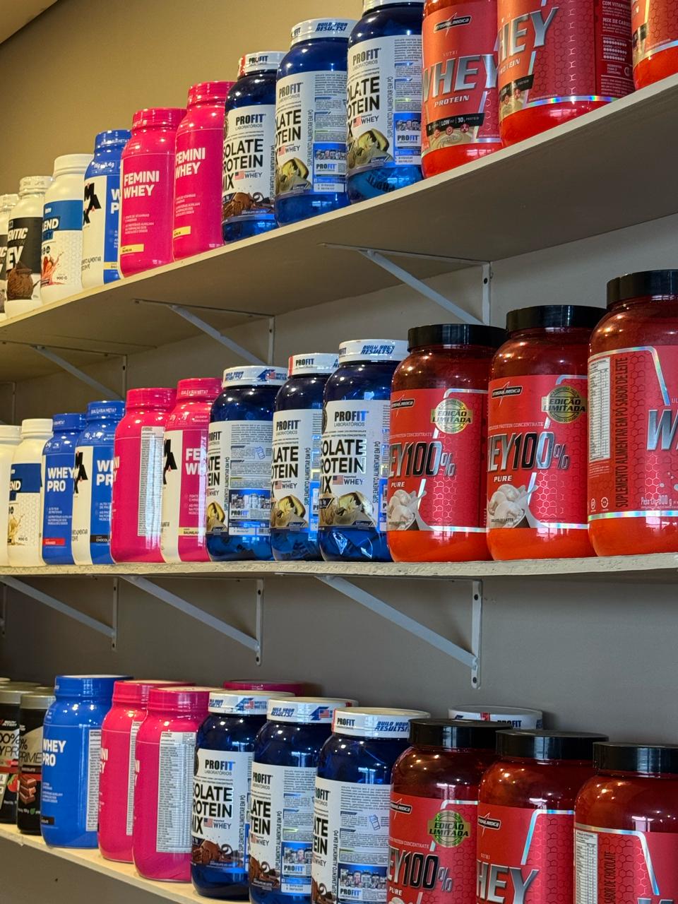 Prateleiras com potes de suplementos e vitaminas