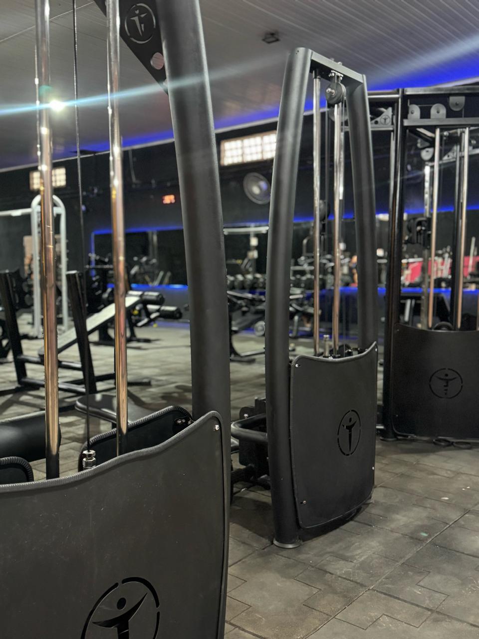 Equipamentos de musculação no galpão