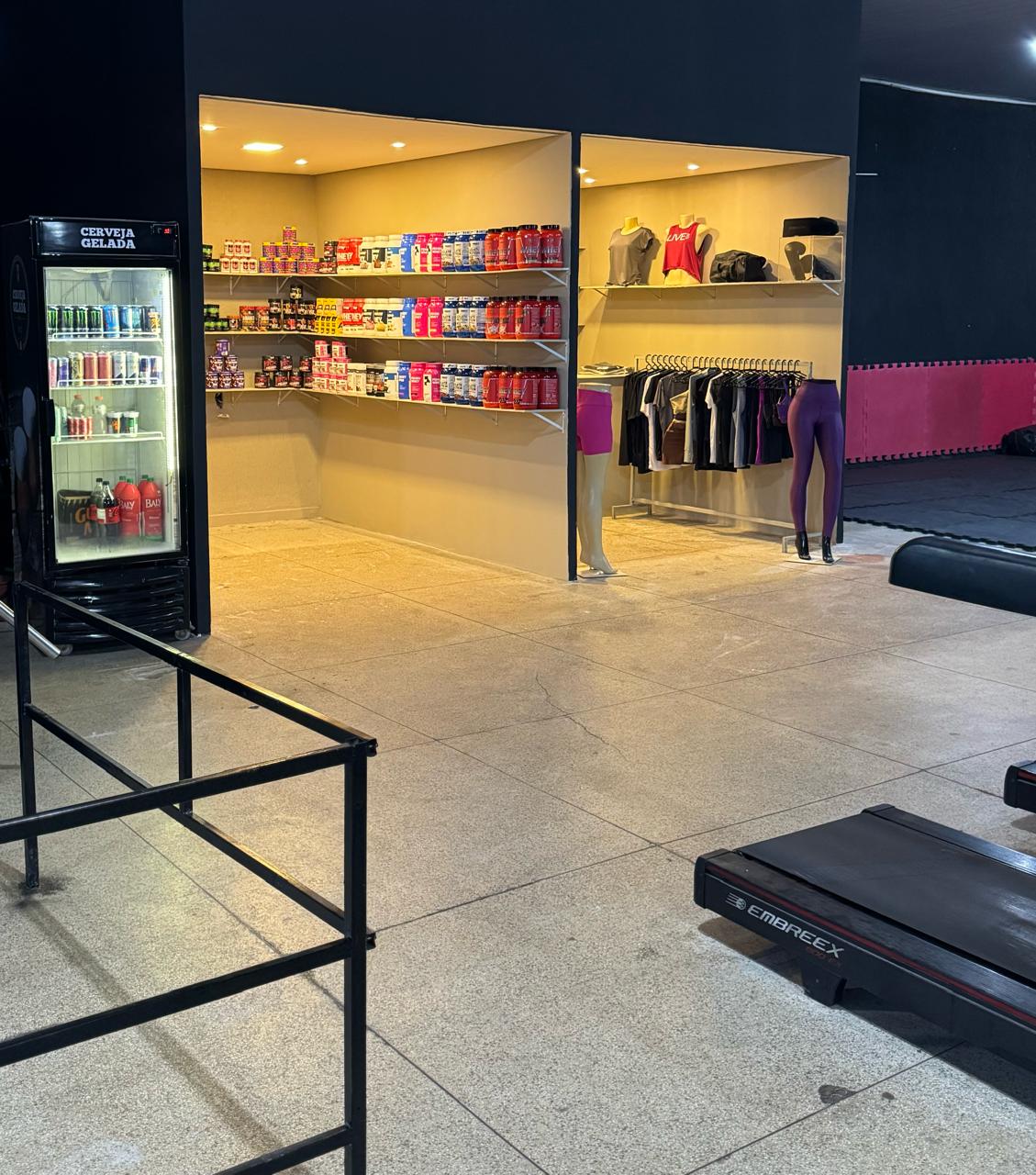 Itens de moda fitness e acessórios na loja